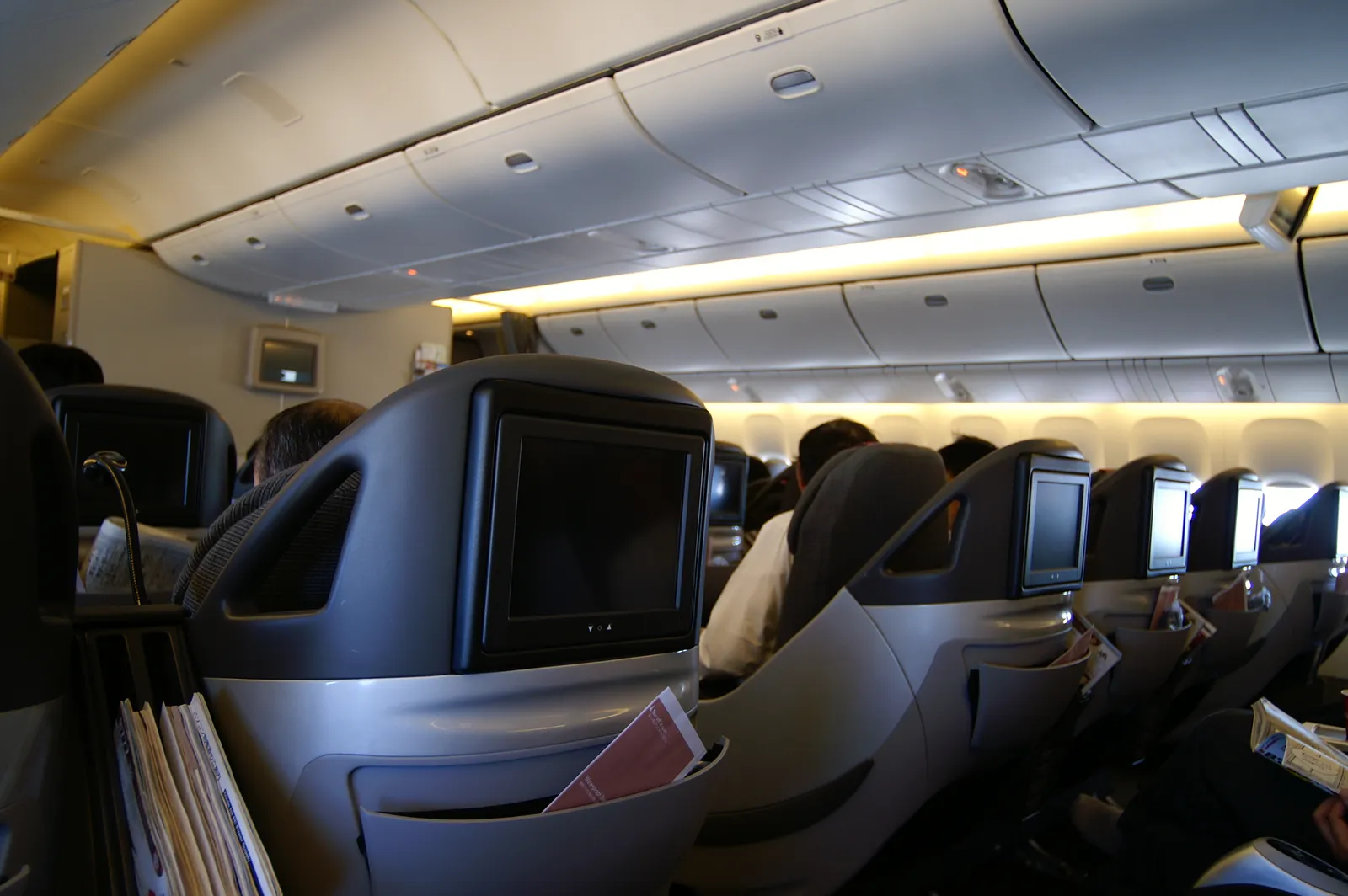 Loyalty Status: The Quiet Pass Most People Don't Use Loudly Enough (JAL's Executive Class Cabin (Class J), CC BY-SA 2.0)
