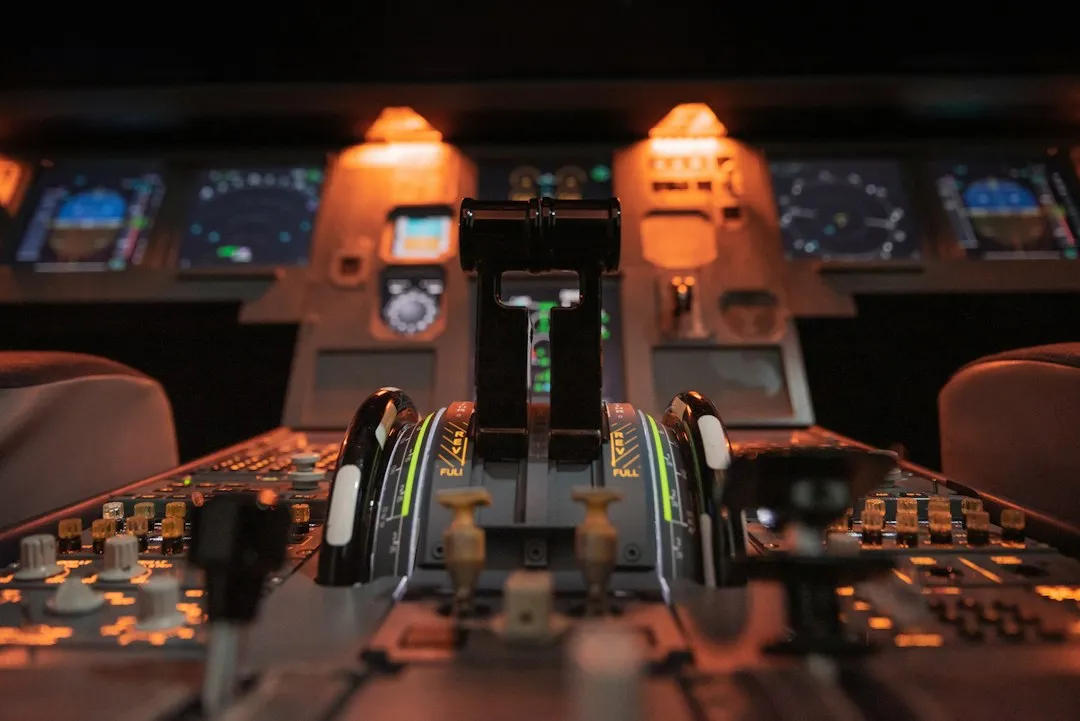 The Sterile Cockpit Chime: Why Below 10,000 Feet Is Different (Image Credits: Unsplash)