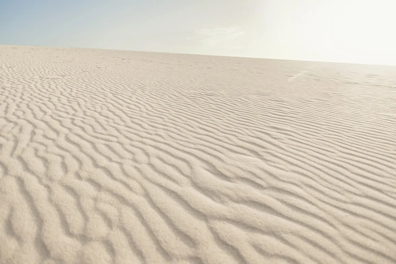 Why Sandy Entries Are Calmer Than Rocky Reef Edges (Image Credits: Pixabay)