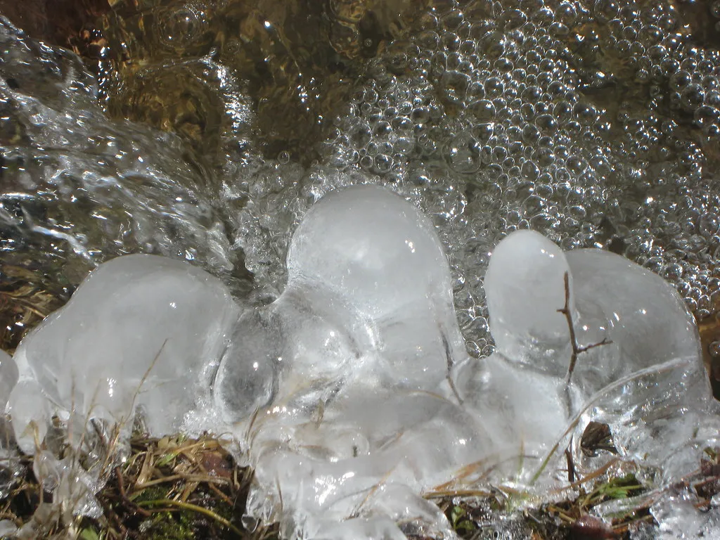 Returning Unused Ice Back Into the Machine (cluczkow, Flickr, CC BY 2.0)