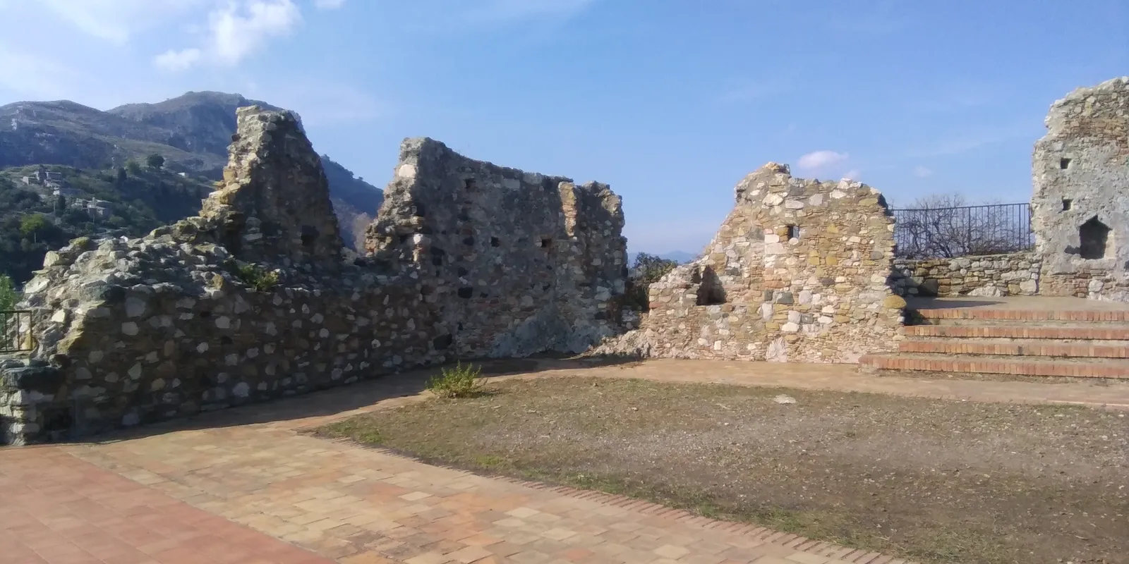 The Castle Ruins That Crown the Summit (By Jeanne Griffin, CC BY-SA 4.0)