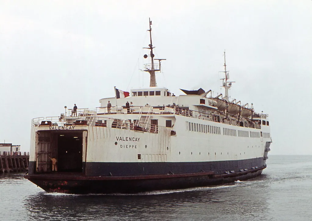 Three Short Blasts: Engines Going Astern (Sir Hectimere, Flickr, CC BY 2.0)