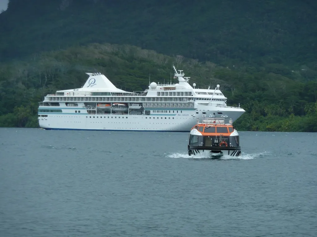 Large Ships Face Structurally Different Challenges (Michael R Perry, Flickr, CC BY 2.0)