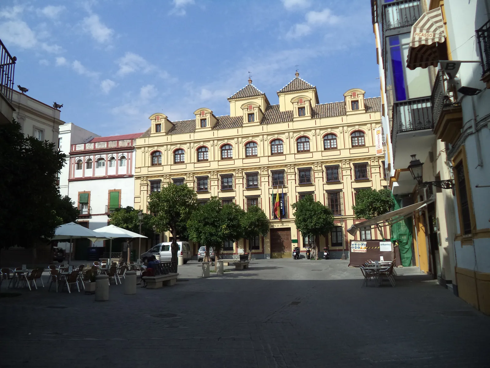 5. Plaza de la Contratación (near the Alcázar): Heritage at Its Most Vivid (By CarlosVdeHabsburgo, CC BY-SA 3.0)