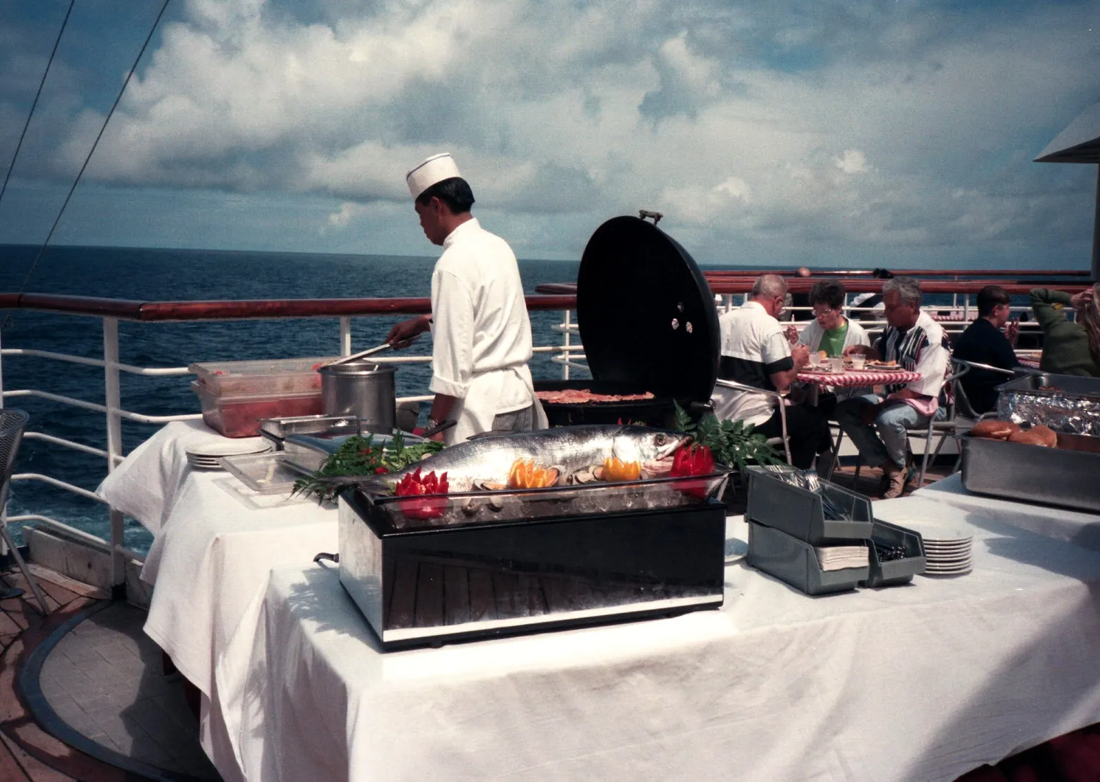 The Simple Habit That Changes Every Cruise Meal (Flickr: 1998-D0250+834, CC BY 2.0)