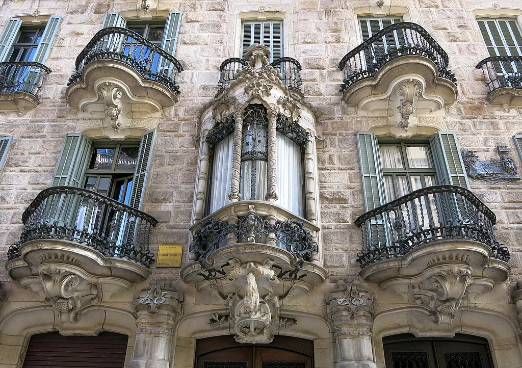 8. The Architecture Spans Three Thousand Years of History (Spencer Means, Flickr, CC BY-SA 2.0)