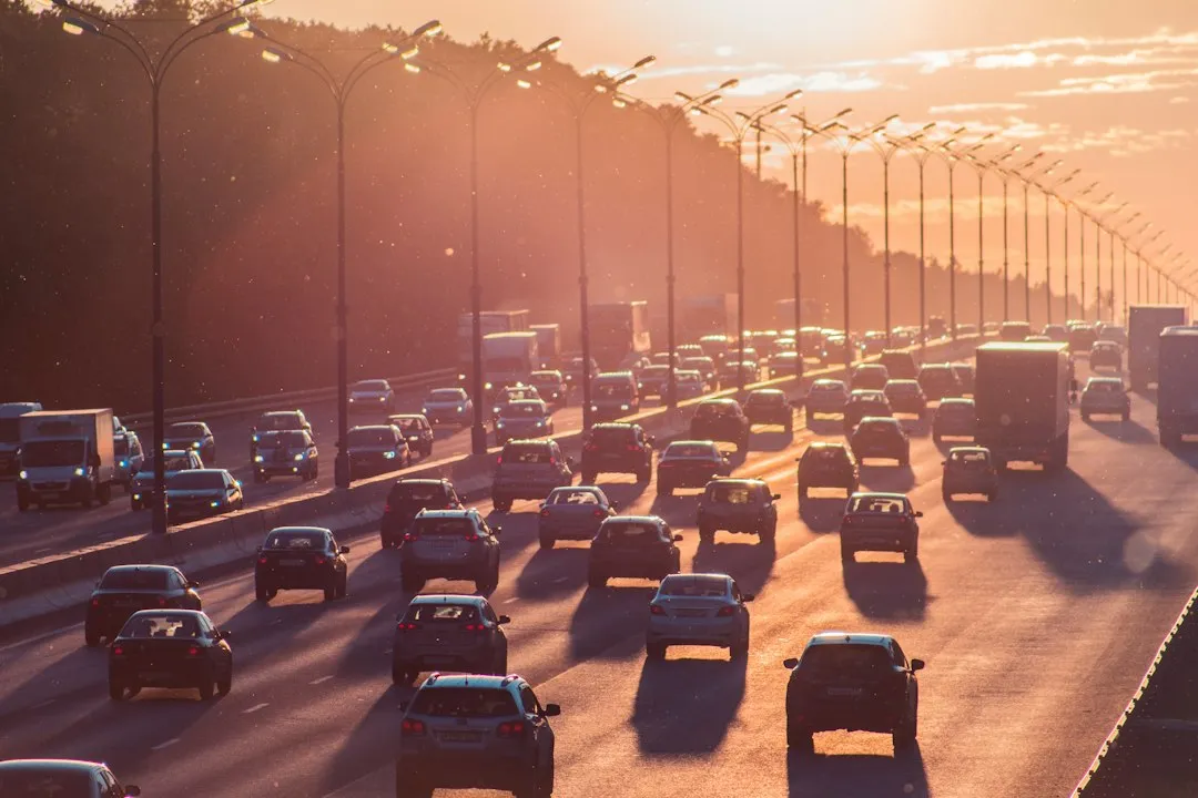 Ignoring Traffic Windows When Scheduling Departure Pickups (Image Credits: Unsplash)