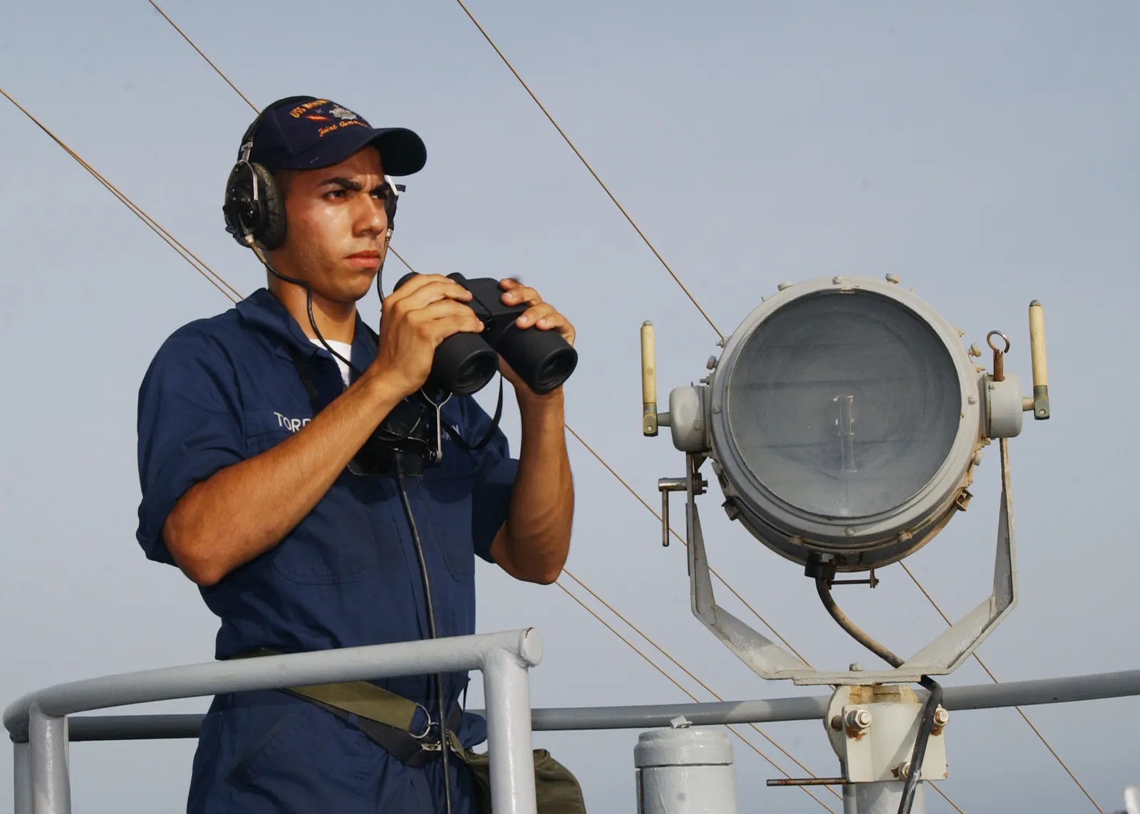 Two Short Blasts: Turning to Port (This image was released by the United States Navy with the ID 030414-N-2160C-003 (next).
This tag does not indicate the copyright status of the attached work. A normal copyright tag is still required. See Commons:Licensing.


العربية ∙ বাংলা ∙ 
Bahasa Indonesia ∙ 
Bahaso Jambi ∙ 
Deutsch ∙ Deutsch (Sie-Form) ∙ English ∙ español ∙ euskara ∙ فارسی ∙ français ∙ italiano ∙ 日本語 ∙ 한국어 ∙ македонски ∙ മലയാളം ∙ Plattdüütsch ∙ Nederlands ∙ polski ∙ پښتو ∙ português ∙ русский ∙ slovenščina ∙ svenska ∙ Türkçe ∙ українська ∙ 简体中文 ∙ 繁體中文 ∙ +/−, Public domain)