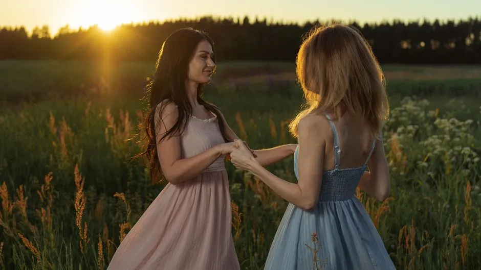 The Friendship Style: Casual, Loyal, and Genuinely Fun (Image Credits: Pexels)