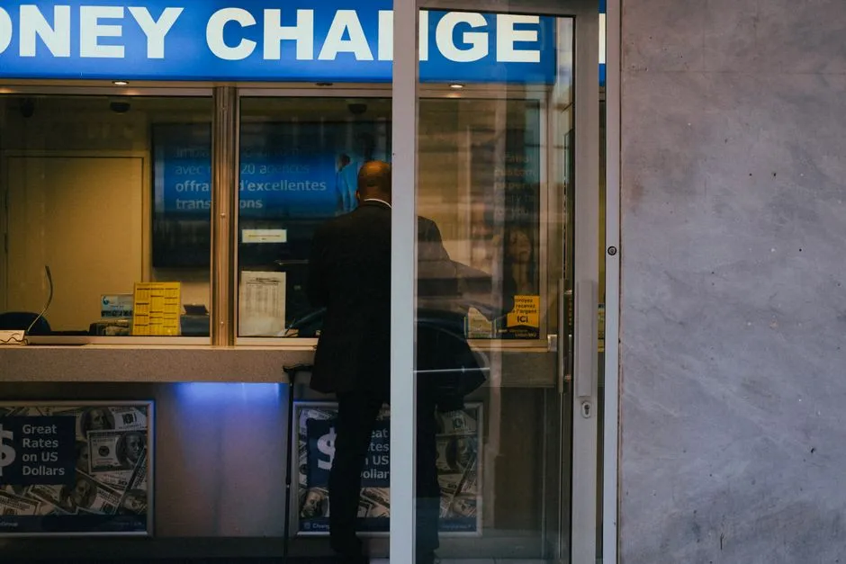 The Airport Exchange Counter Trap (Image Credits: Pexels)