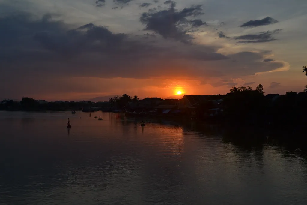 The Light That Stays with You (Nguyen Duc Loi, Flickr, CC BY 2.0)