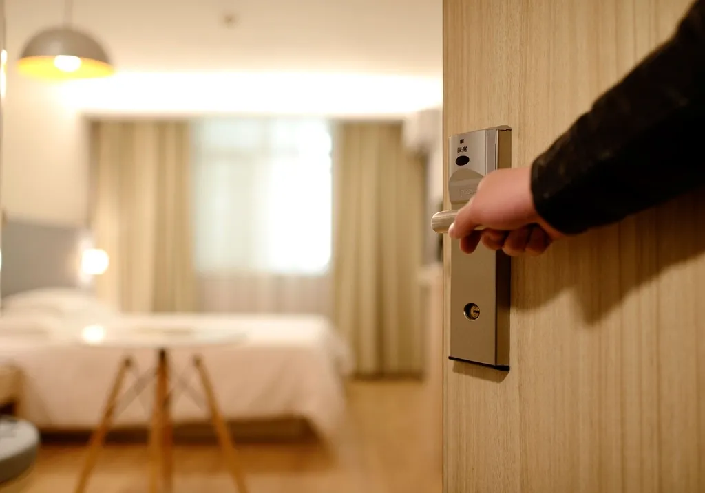 The One Habit That Consistently Gets Guests Remembered (Image Credits: Rawpixel)