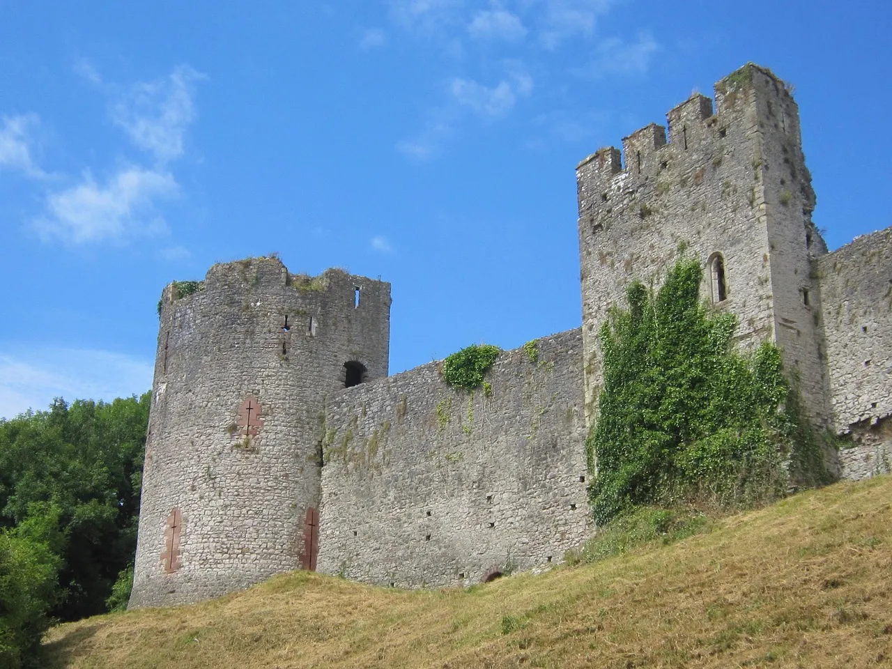 Chepstow: The Oldest Stone Castle in Britain (Image Credits: Pixabay)