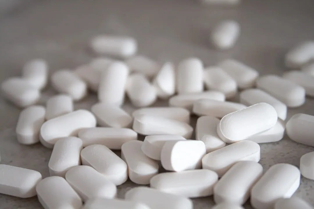 Using Sleeping Tablets to Force Sleep on the Plane (Image Credits: Unsplash)