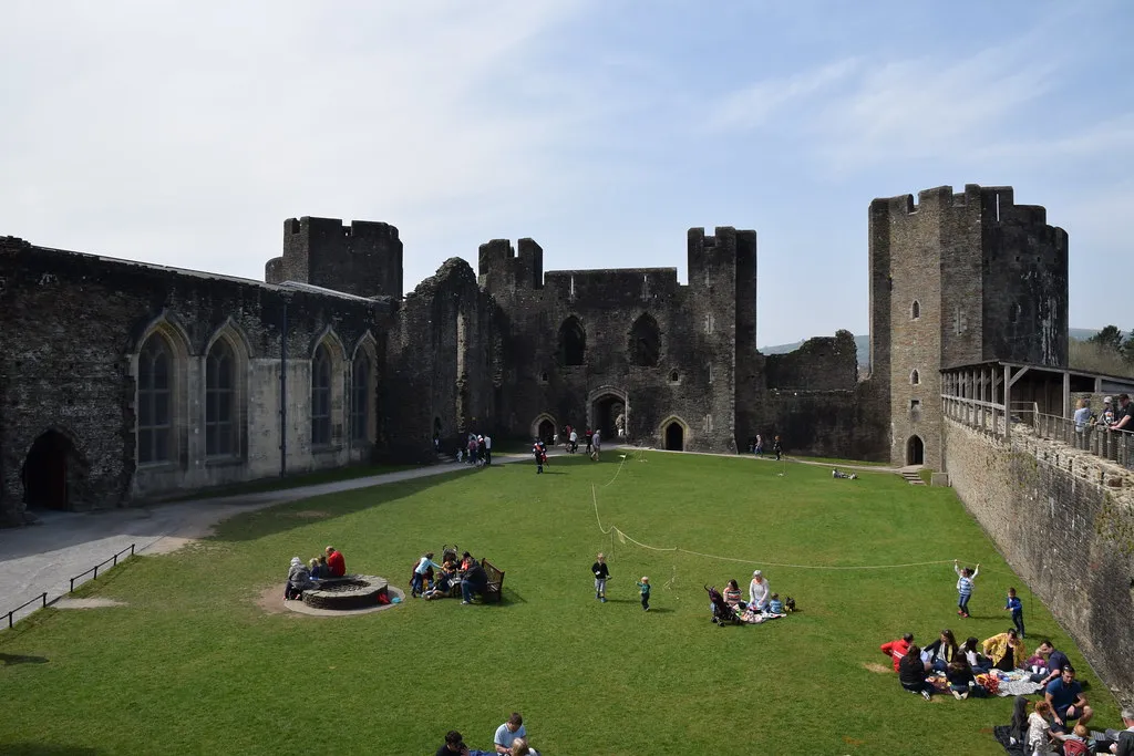 Caerphilly: The Giant That Most Tourists Miss (hugh llewelyn, Flickr, CC BY-SA 2.0)