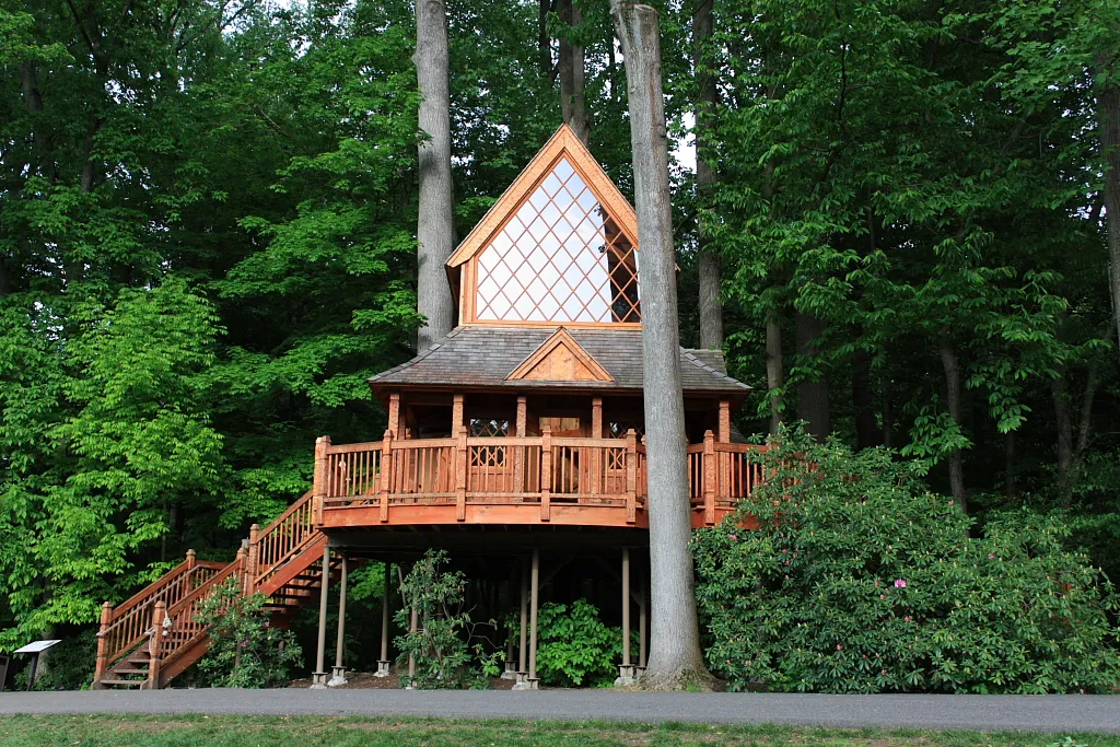 A Resort Born From a Single Tree (joshludwig, Flickr, CC BY 2.0)