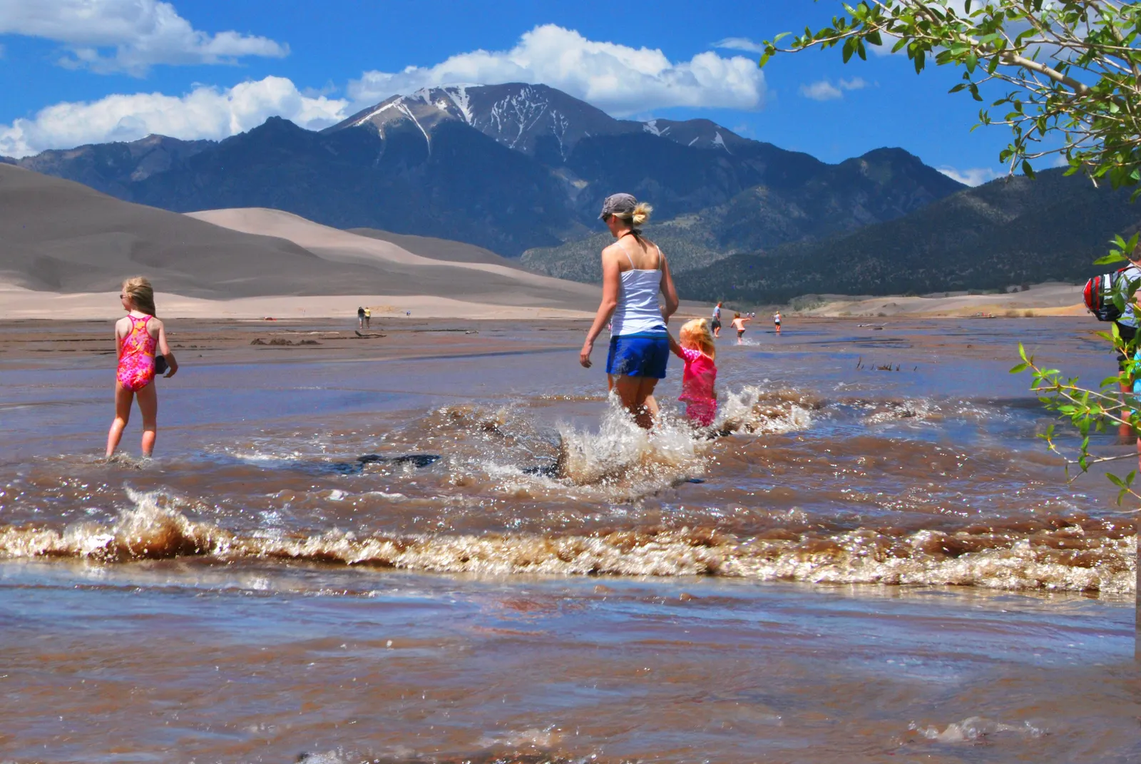 Medano Creek: A Beach at 8,000 Feet (Mother and Daughters in Medano Creek, Surge Flow, CC BY 2.0)
