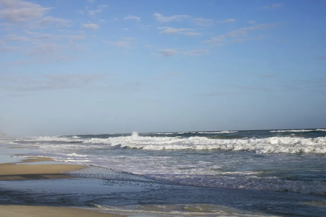 Why the Ocean Breeze Behaves the Way It Does (Image Credits: Unsplash)