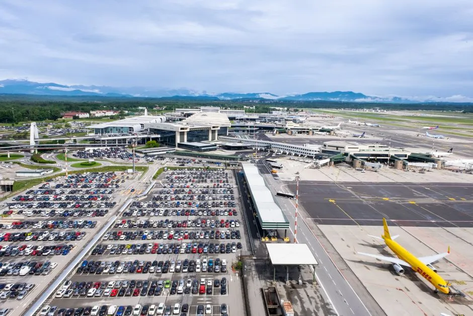 When Magnetic North Moves, Runways Get Renamed (Image Credits: Pexels)