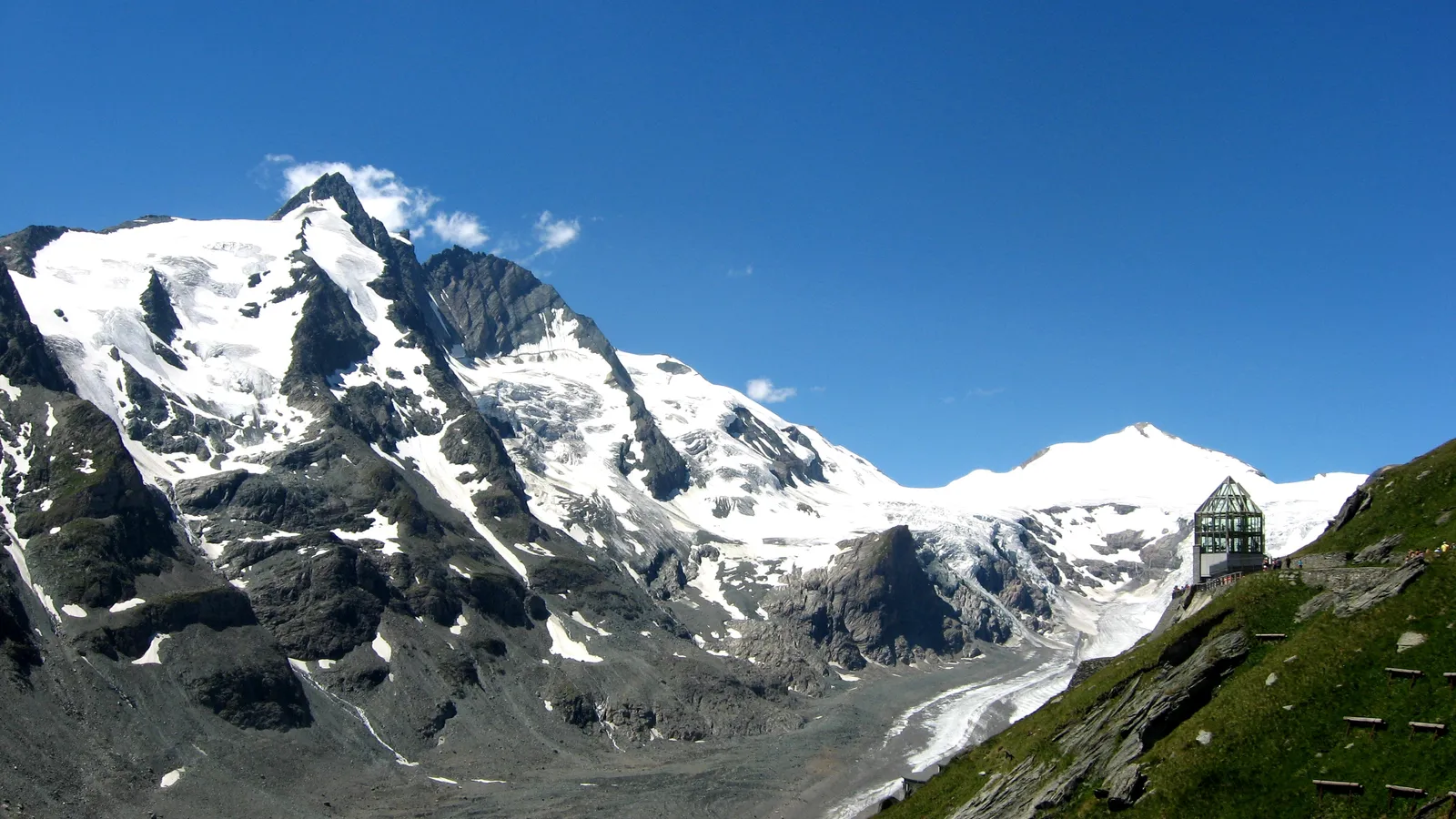 8. Tyrol and Salzburg: The Heart of the Alpine Experience (By Michieliosios, CC BY-SA 3.0)