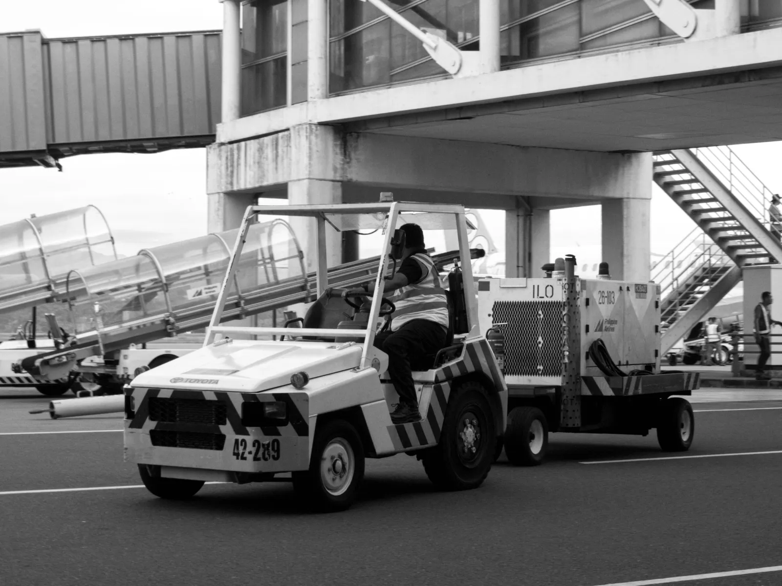 What the Tug Driver Actually Does During a Pushback (Image Credits: Pexels)