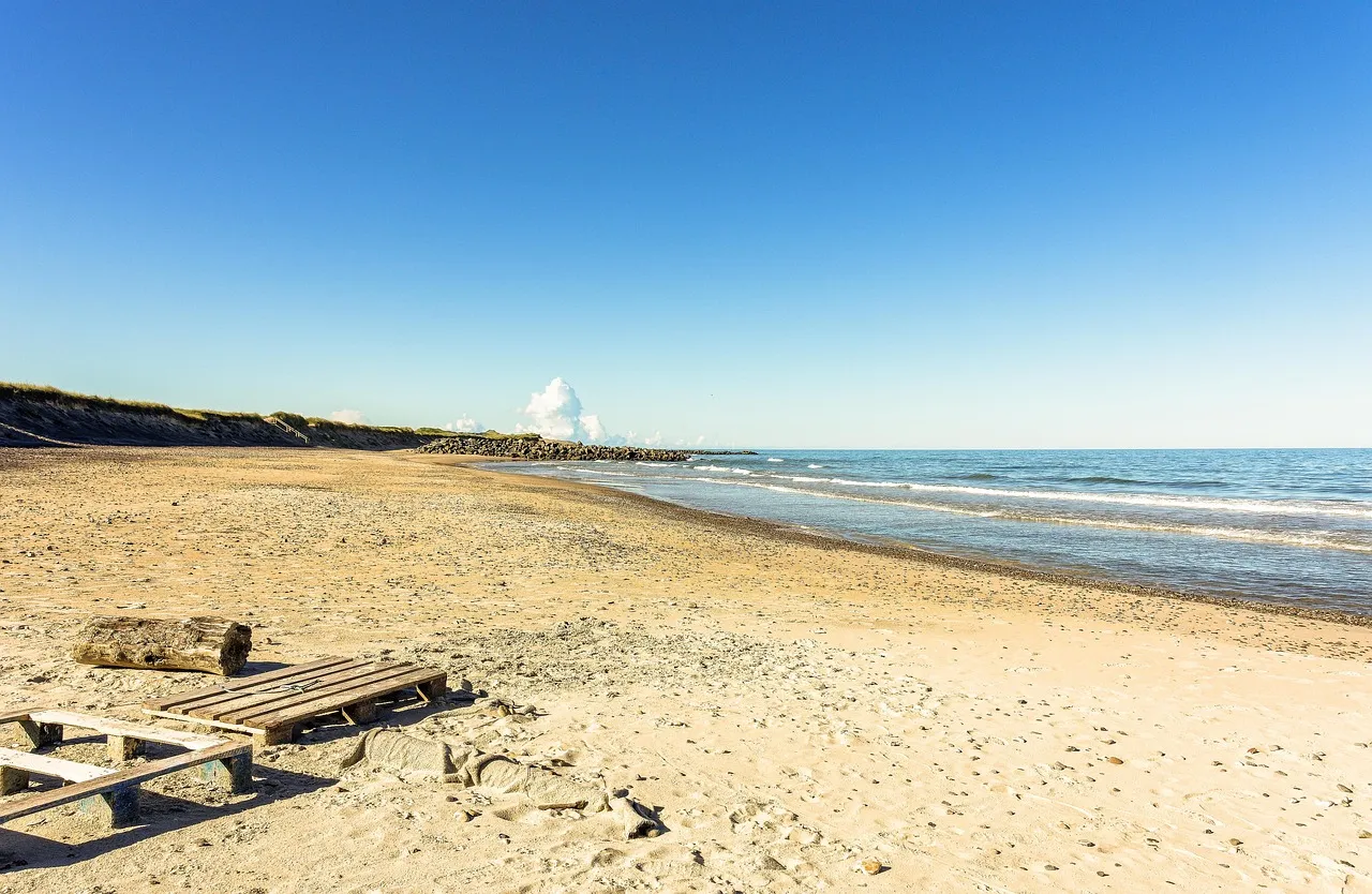 Shooting at Midday Turns the Beach Chair into a Shadow Machine (Image Credits: Pixabay)