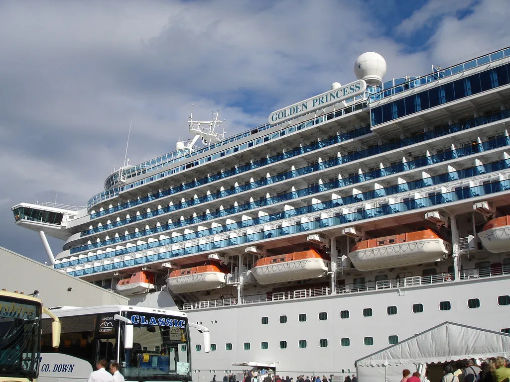 The Ship's Grand Atrium (lyng883, Flickr, CC BY 2.0)