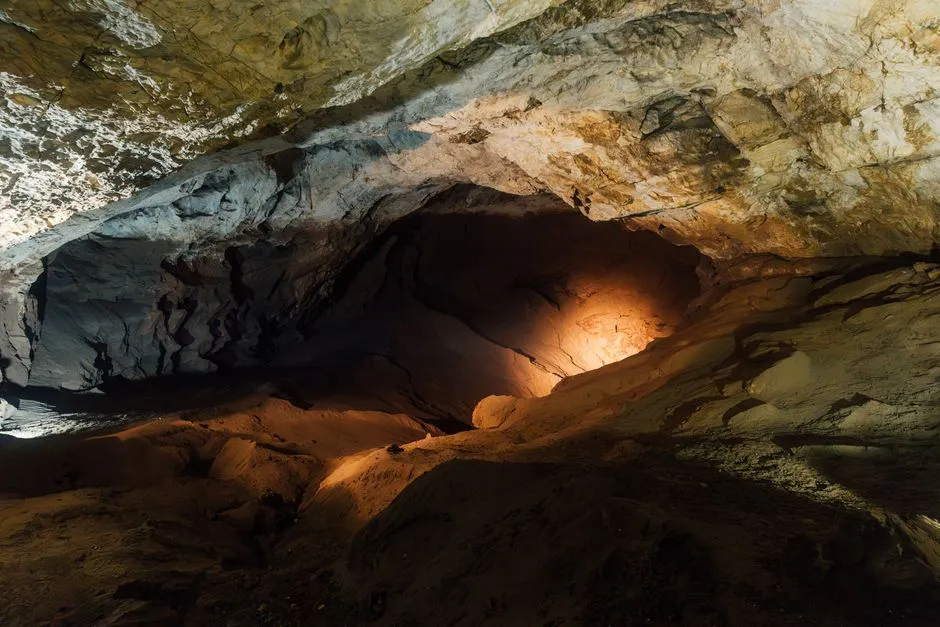 The Cave That Never Changes Temperature (Image Credits: Pexels)