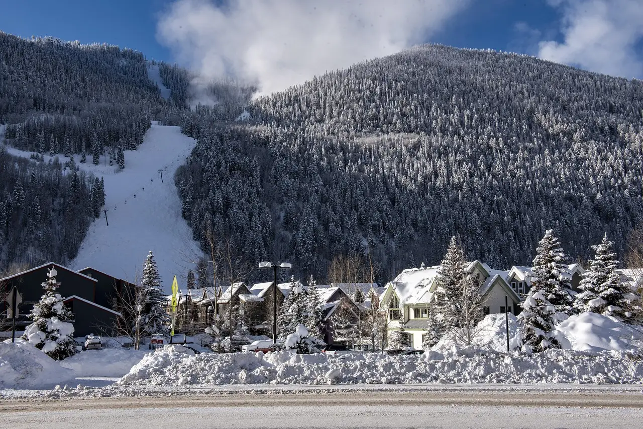 European Architecture Meets Colorado Wilderness (Image Credits: Pixabay)