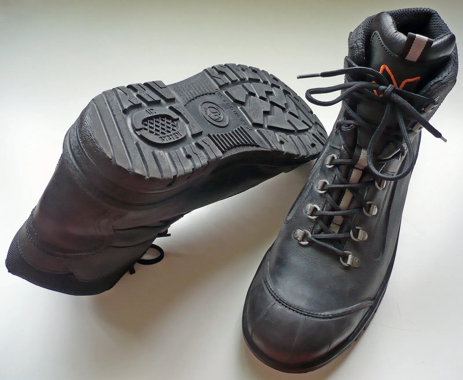 Steel-Toed Boots: The Confirmed Culprit (By Francis Flinch, CC BY 3.0)