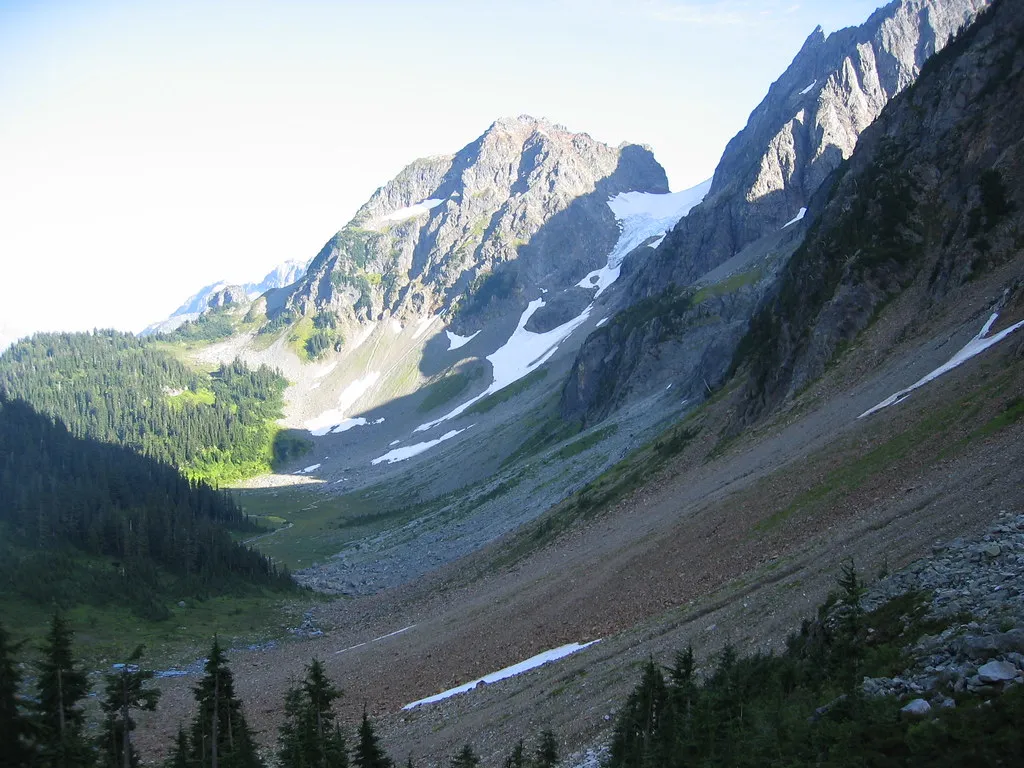 Glaciers, Wildlife, and Old-Growth Forest Along the Route (gordontarpley, Flickr, CC BY-SA 2.0)