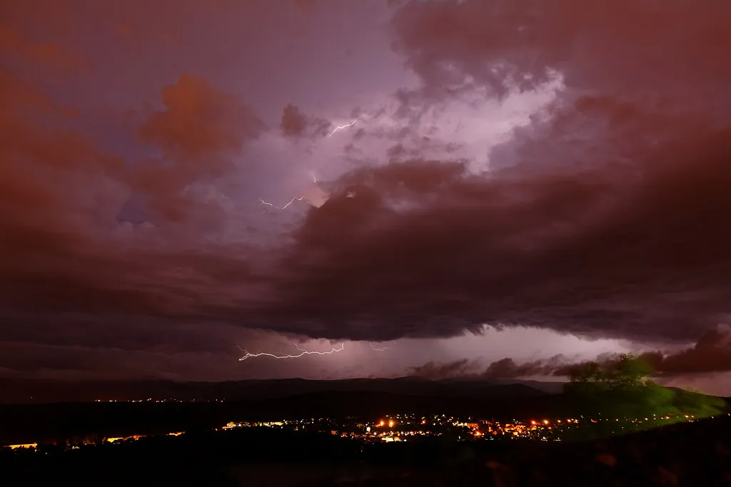 The Timing Factor: Why Afternoon and Evening Storms Look Different (ComputerHotline, Flickr, CC BY 2.0)