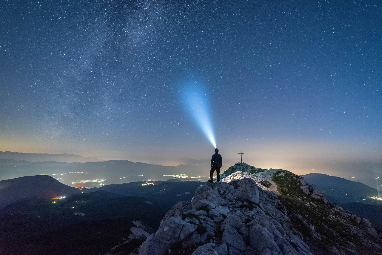 A Headlamp With Fresh Batteries (Image Credits: Pixabay)