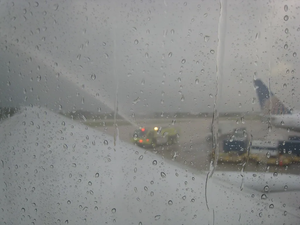A Retiring Pilot's Final Touchdown (BruceTurner, Flickr, CC BY 2.0)