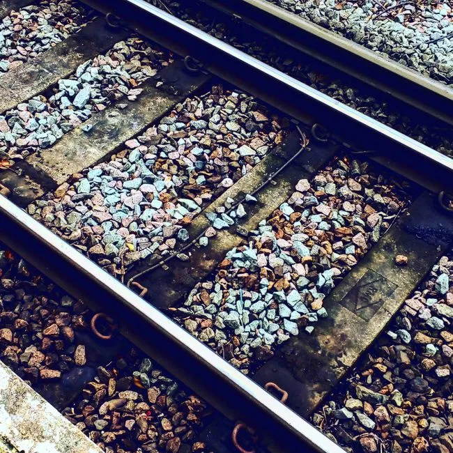 How Much Stone Goes Into a Mile of Track? (Image Credits: Pexels)