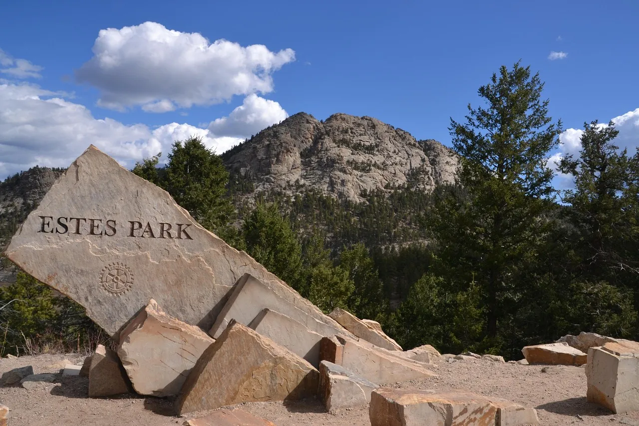 Staying and Celebrating Around Estes Park (Image Credits: Pixabay)