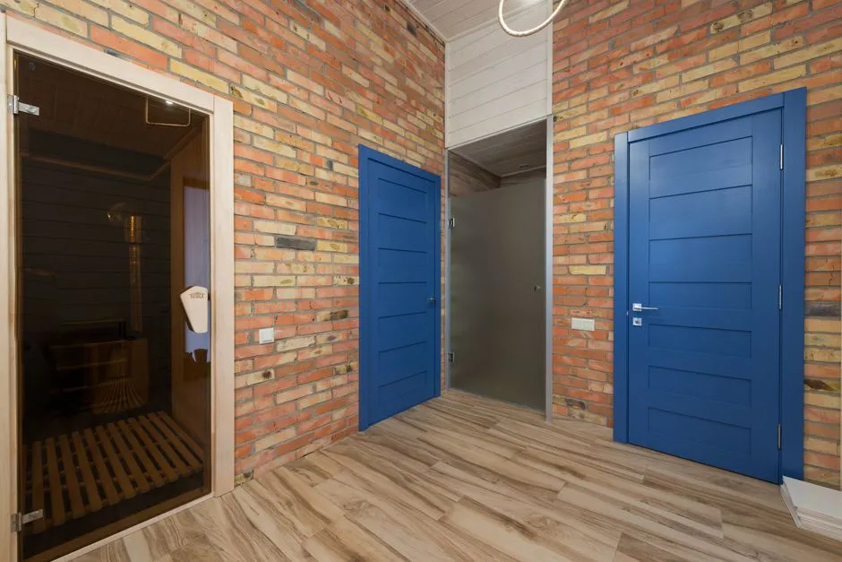 Holding the Door Open or Leaving Abruptly (Image Credits: Pexels)
