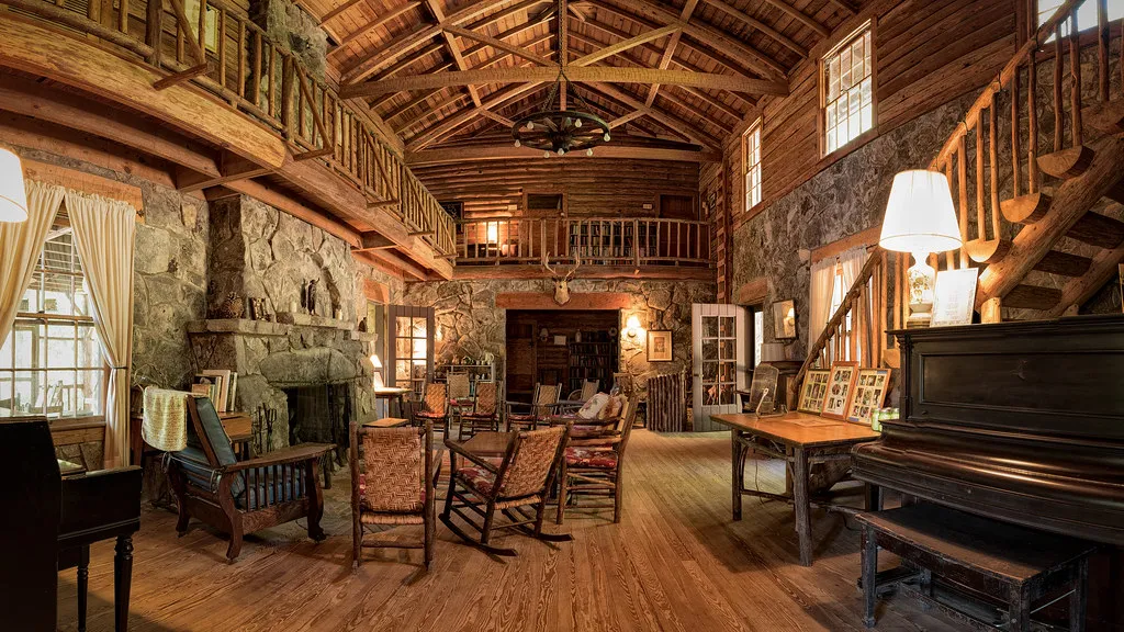 Lodge-Inspired Lighting: Layered and Warm (Image Credits: Flickr)