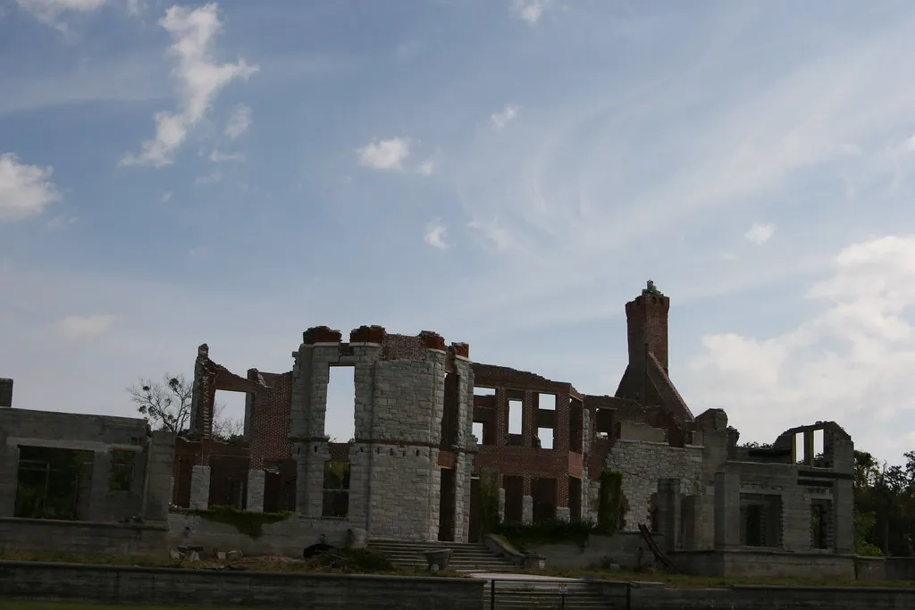 The Carnegie Legacy and the Ruins of Dungeness (quinn.anya, Flickr, CC BY-SA 2.0)