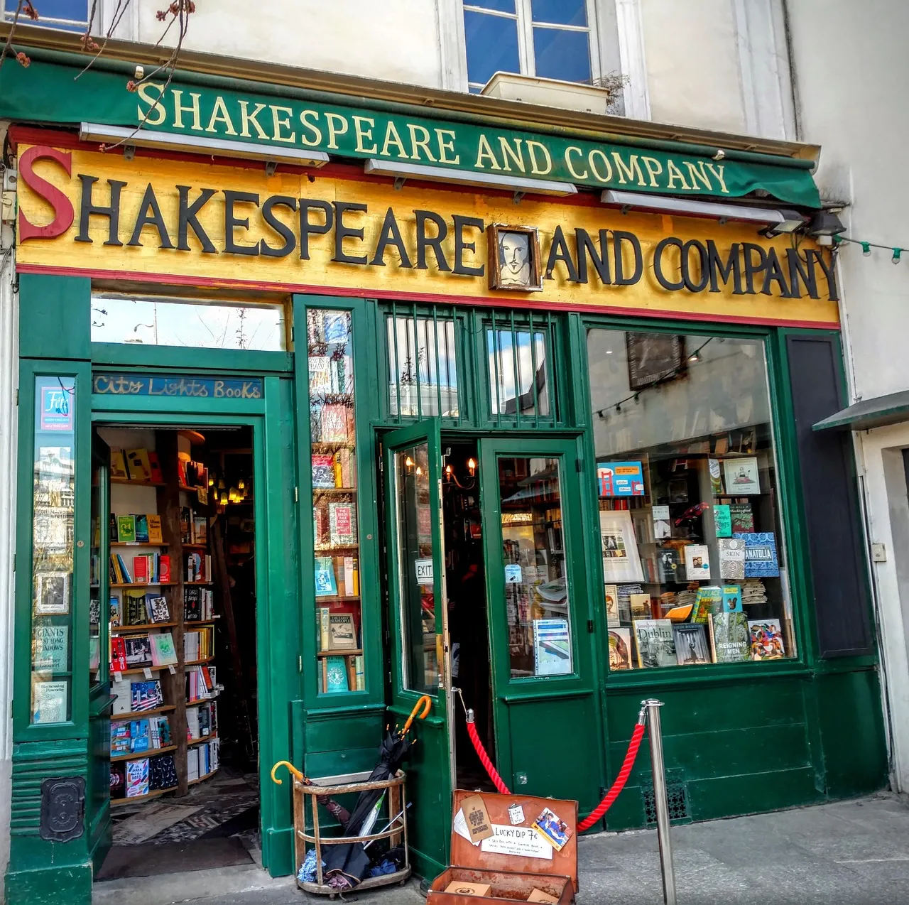 3. A Moveable Feast by Ernest Hemingway - Paris, France (Image Credits: Pixabay)
